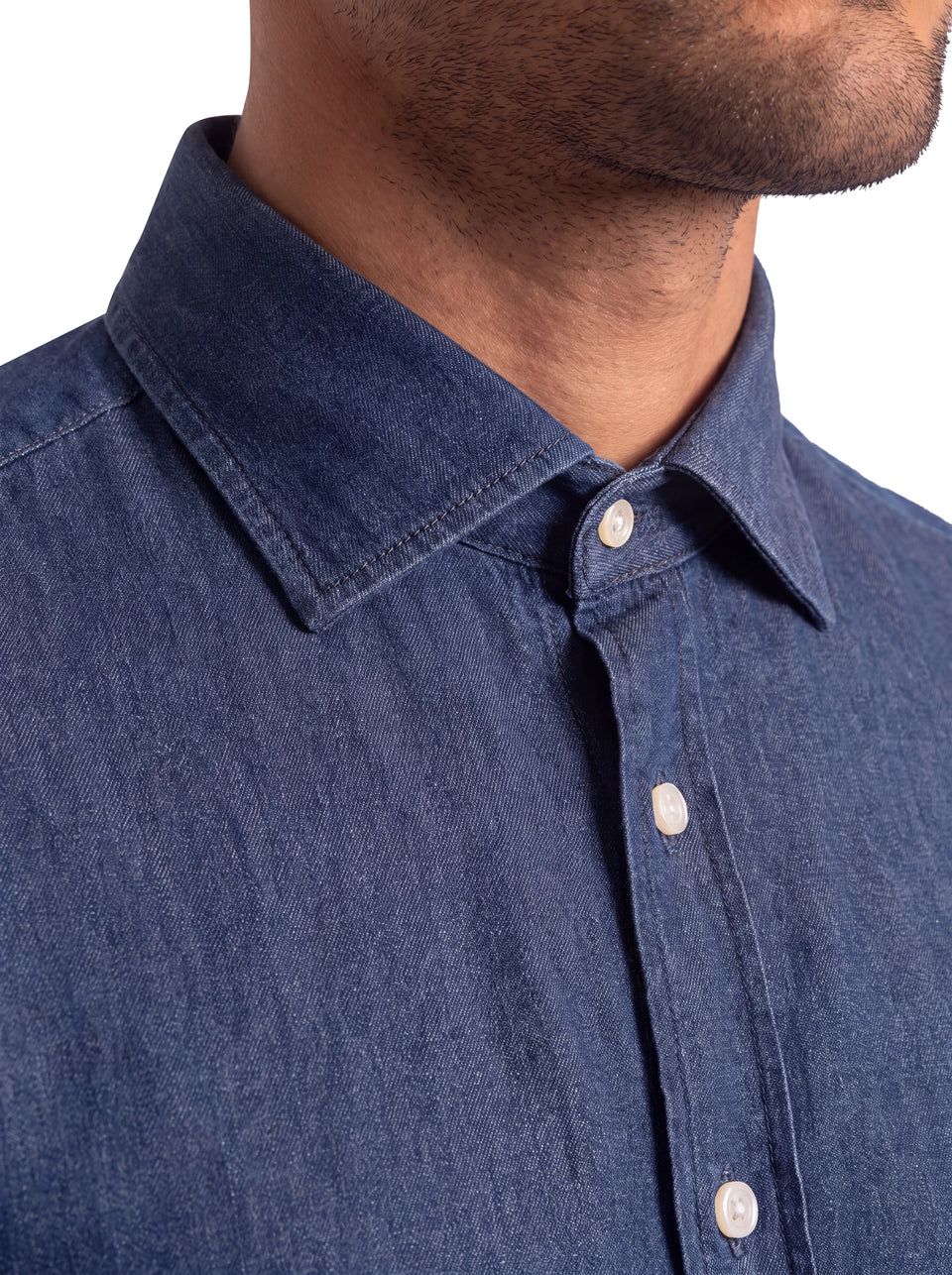 Dettaglio del collo della camicia uomo in denim blu scuro