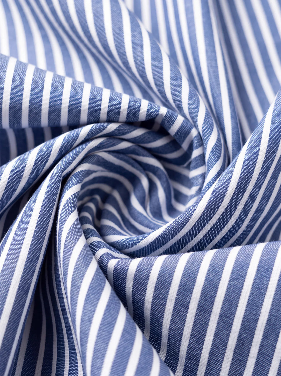 Camicia uomo a righe bianche su fondo blu grigio, dettaglio tessuto