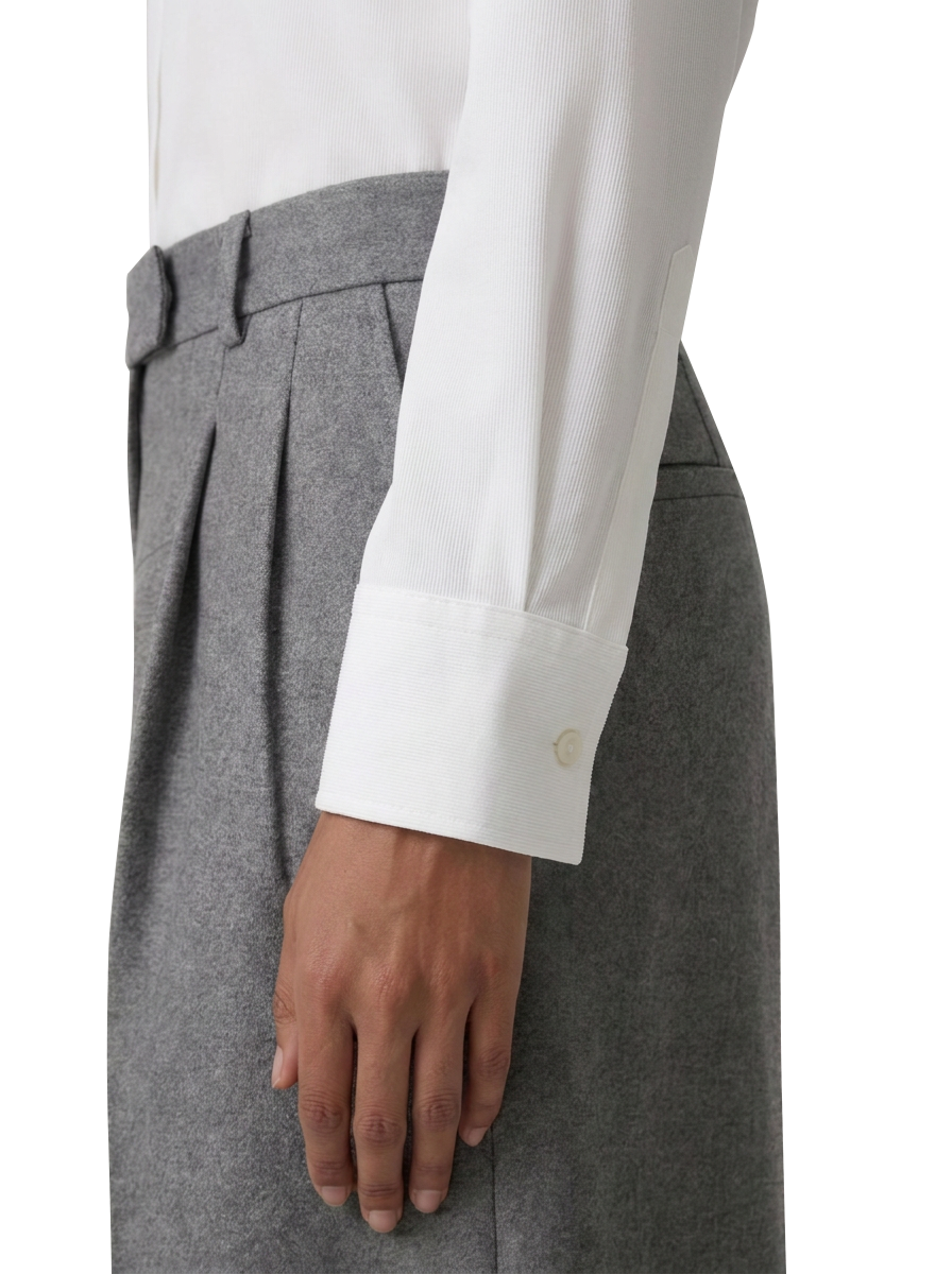 Dettaglio del polso della camicia donna bianca