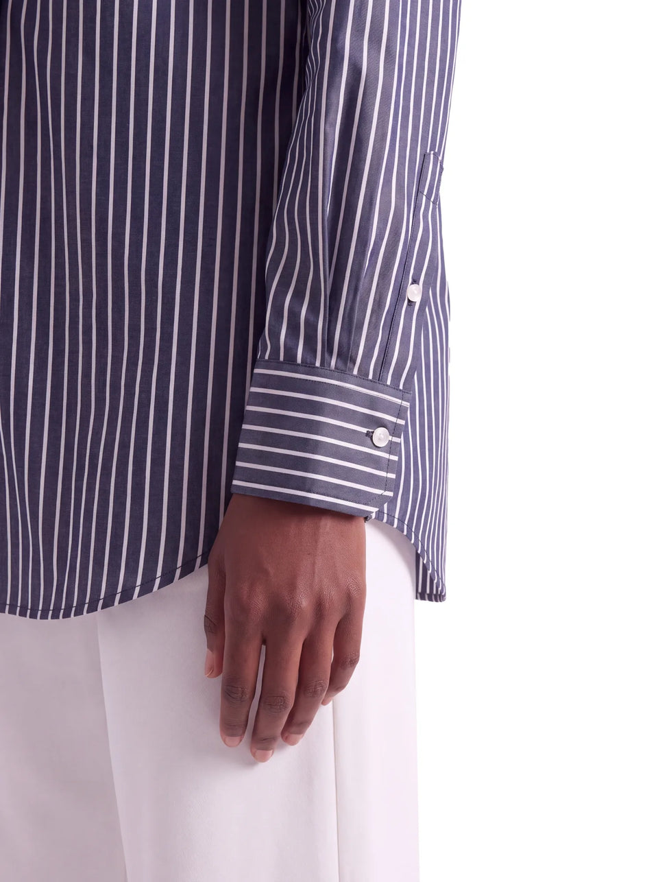 Camicia donna a righe grigio antracite, dettaglio polso