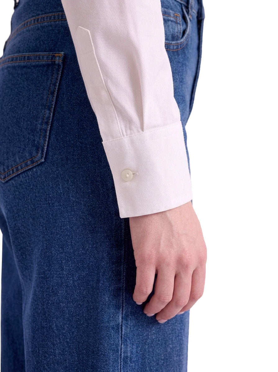 Dettaglio del polso della camicia donna bianca