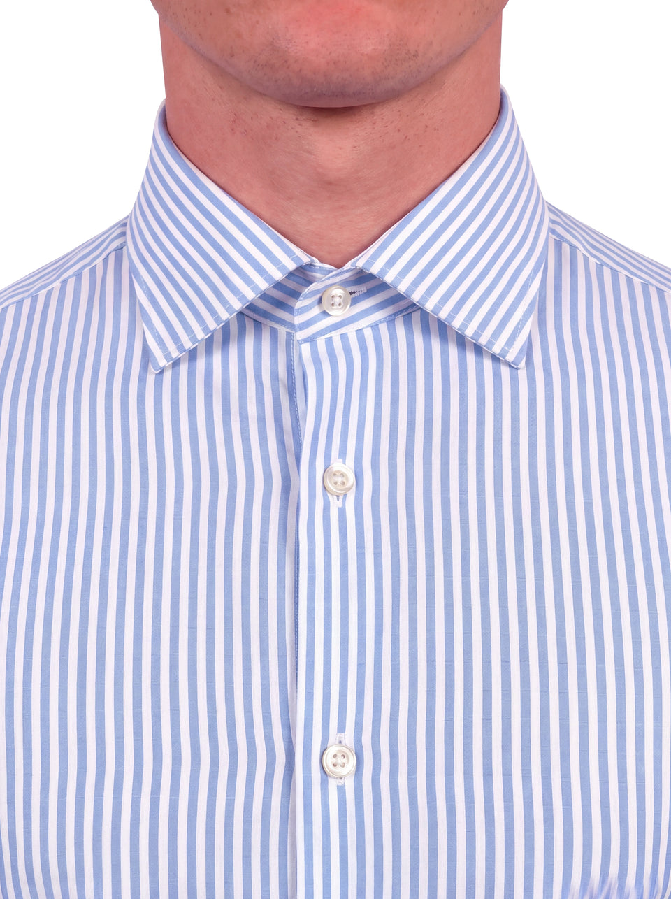 Dettaglio del collo della camicia uomo a righe azzurre su fondo bianco