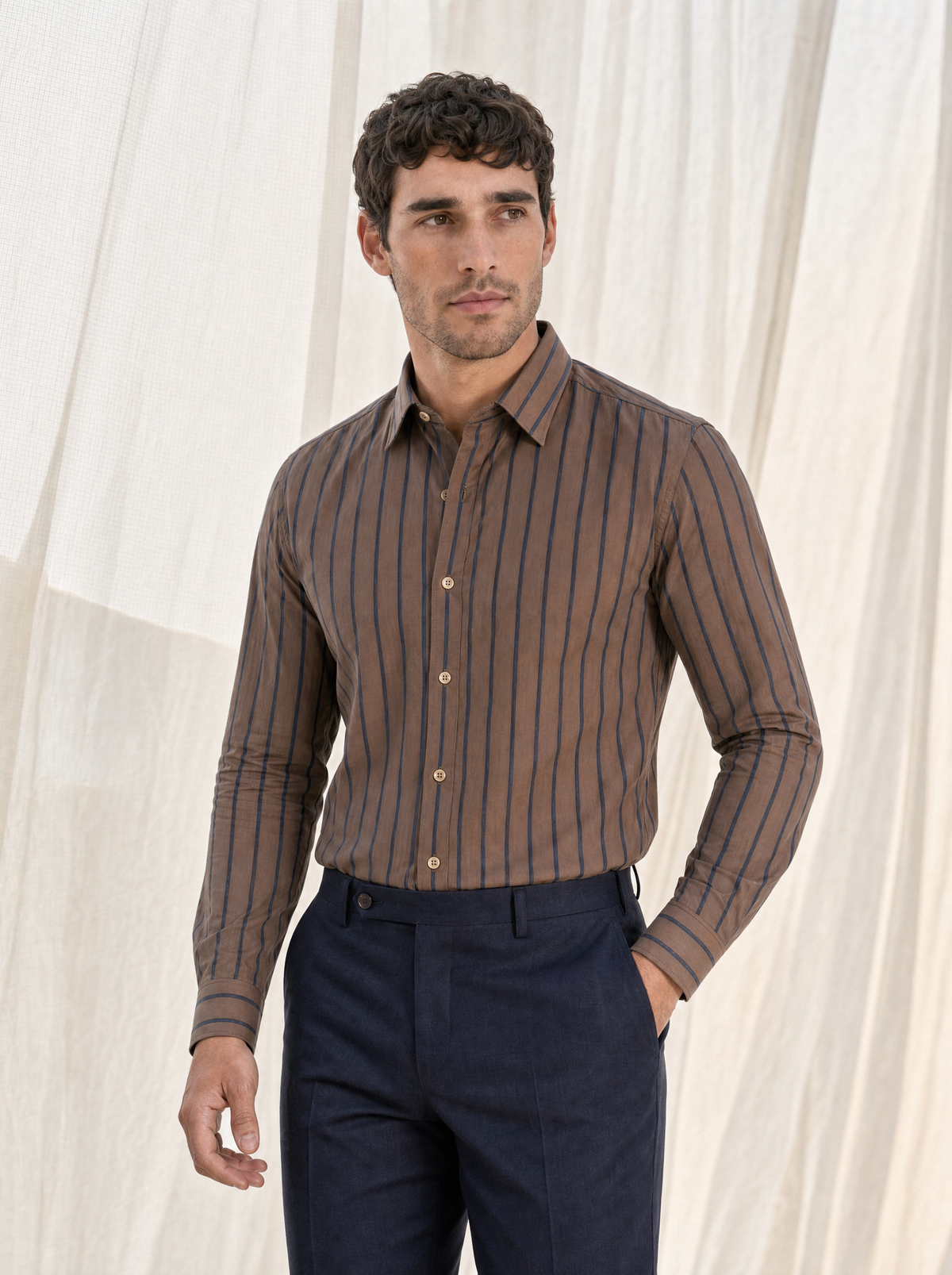 Camicia uomo a righe marroni su fondo chiaro, indossata, figura intera