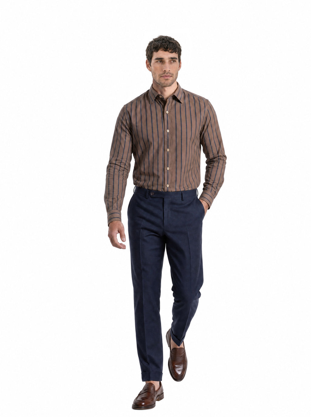 Camicia uomo a righe marroni su fondo chiaro, indossata, vista frontale