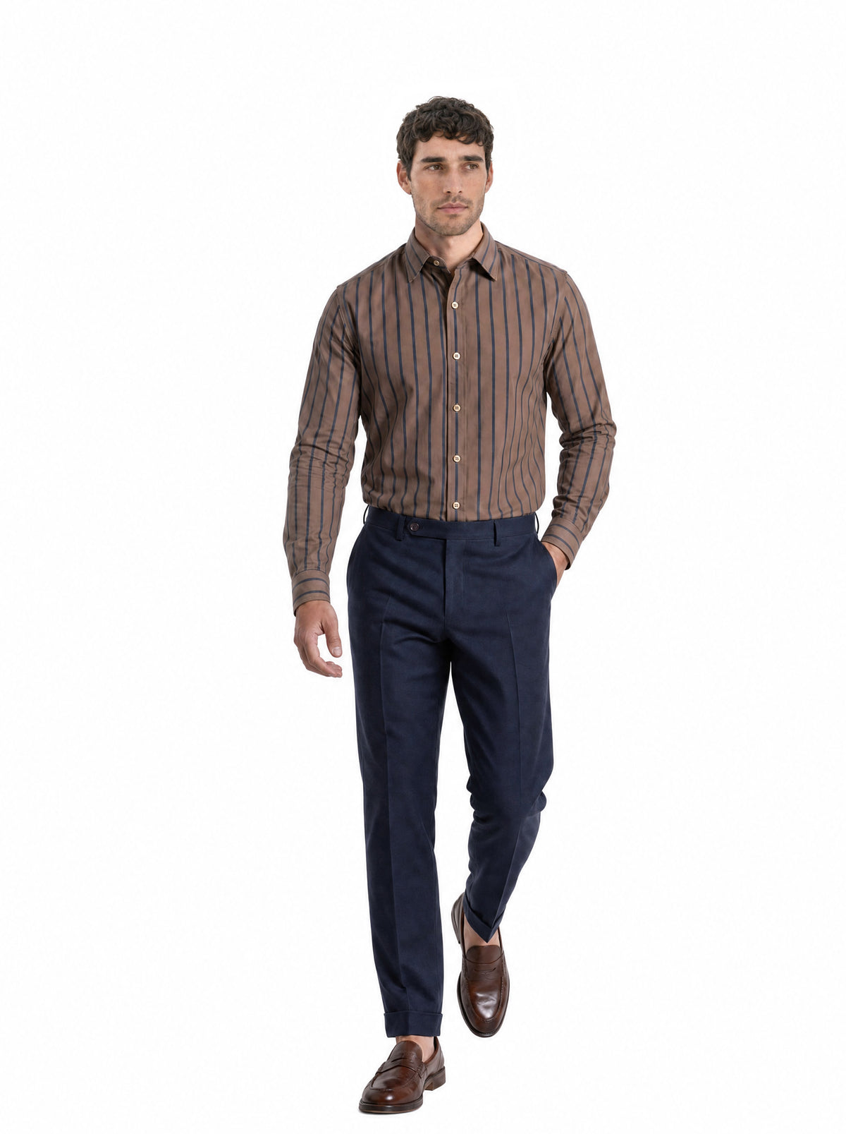 Camicia uomo a righe marroni su fondo chiaro, indossata, vista frontale