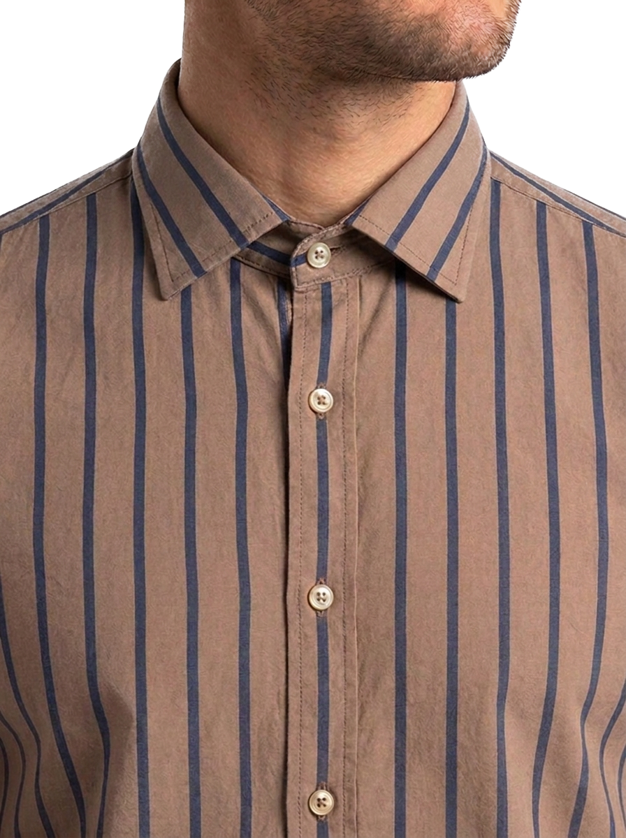 Dettaglio del collo della camicia uomo a righe marroni su fondo chiaro