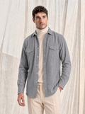Camicia uomo grigia con taschini, indossata, figura intera