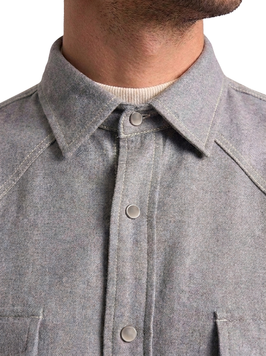 Dettaglio del collo della camicia uomo grigia