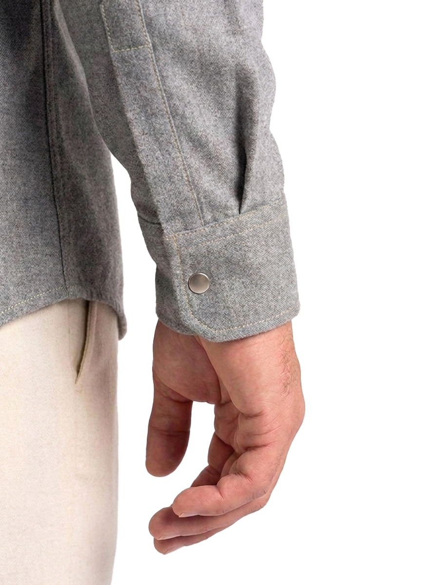 Dettaglio del polso della camicia uomo grigia