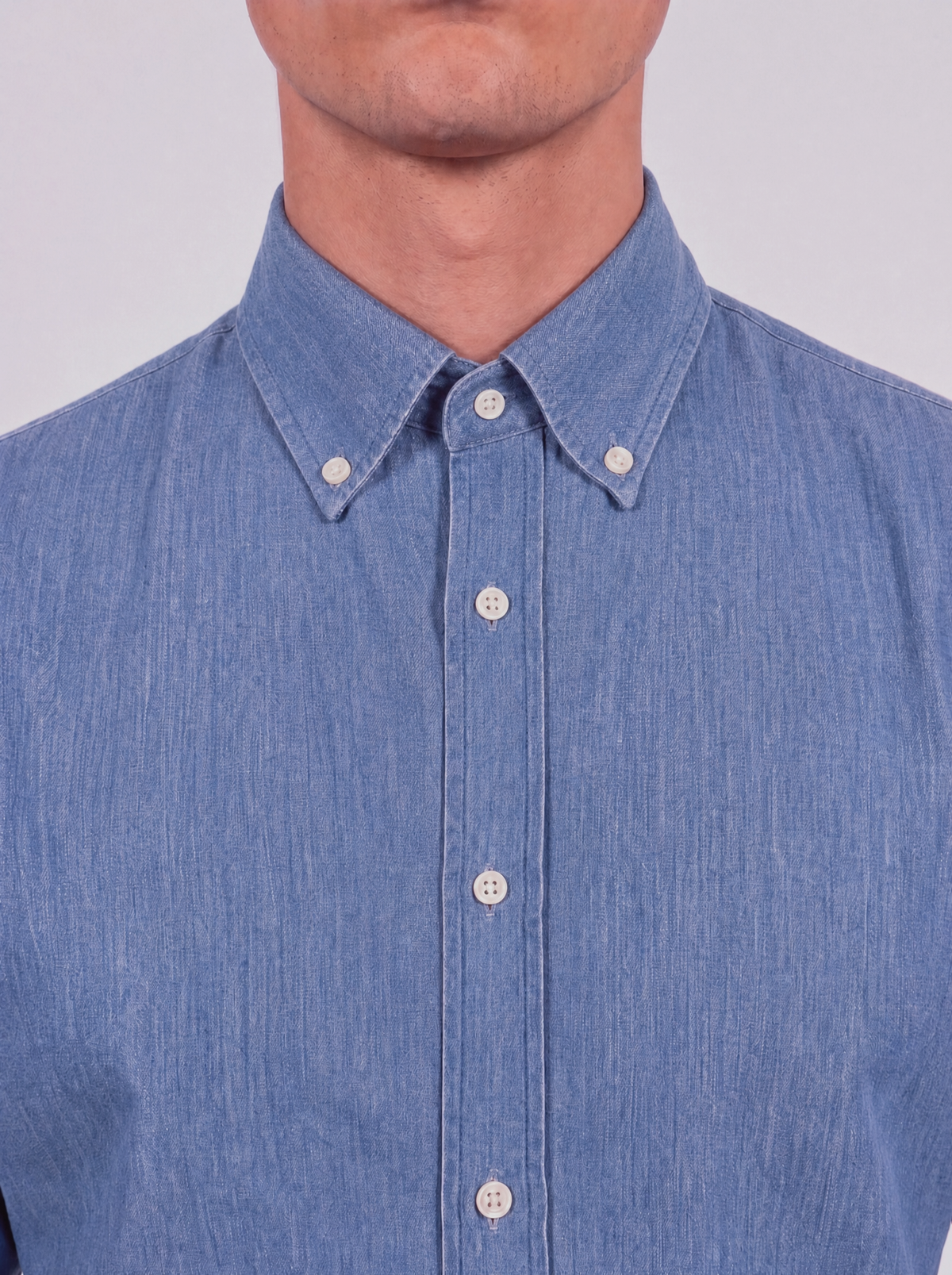 Dettaglio del collo della camicia uomo in denim azzurro