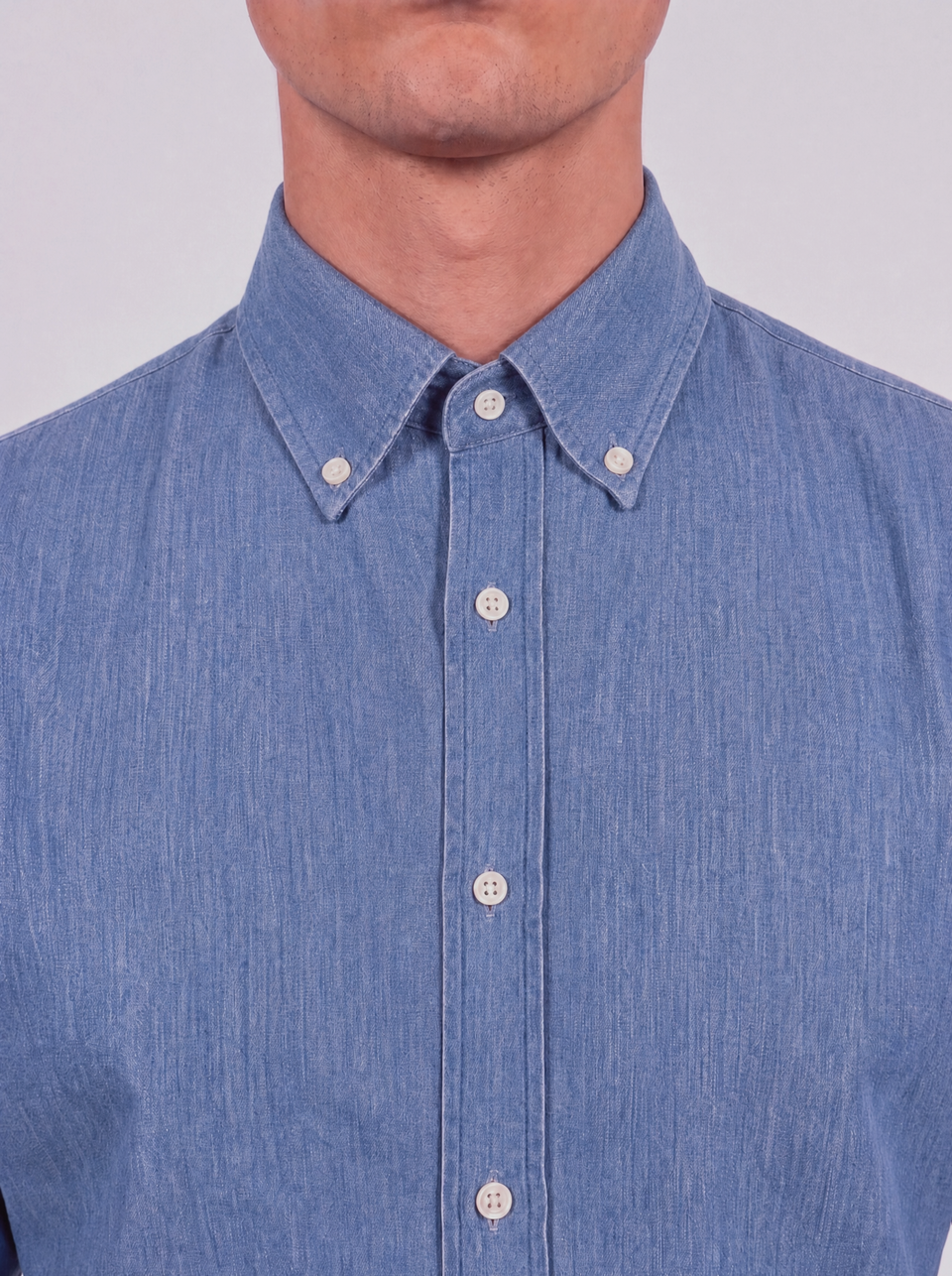 Dettaglio del collo della camicia uomo in denim azzurro