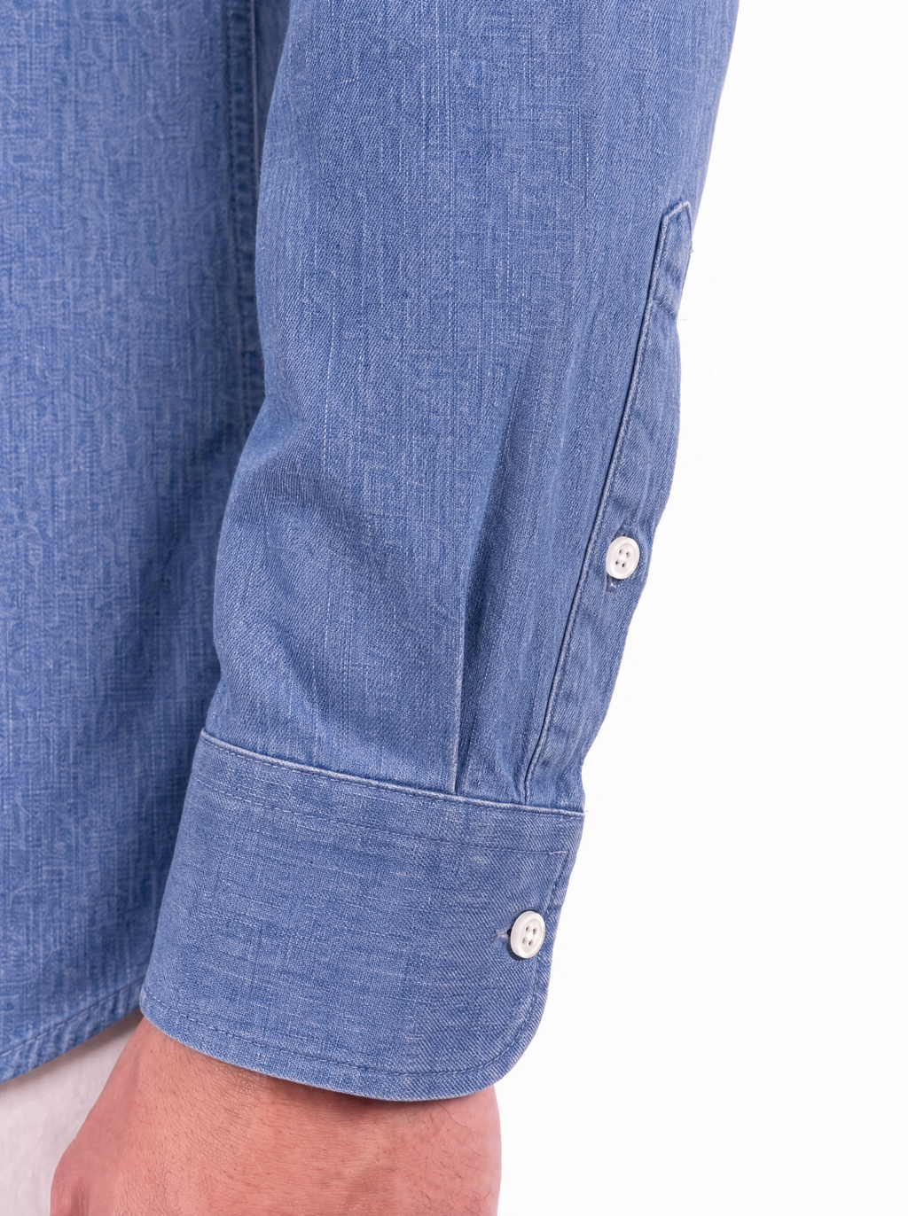 Dettaglio del polso della camicia uomo in denim azzurro