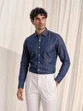 Camicia uomo in denim blu scuro, indossata, figura intera