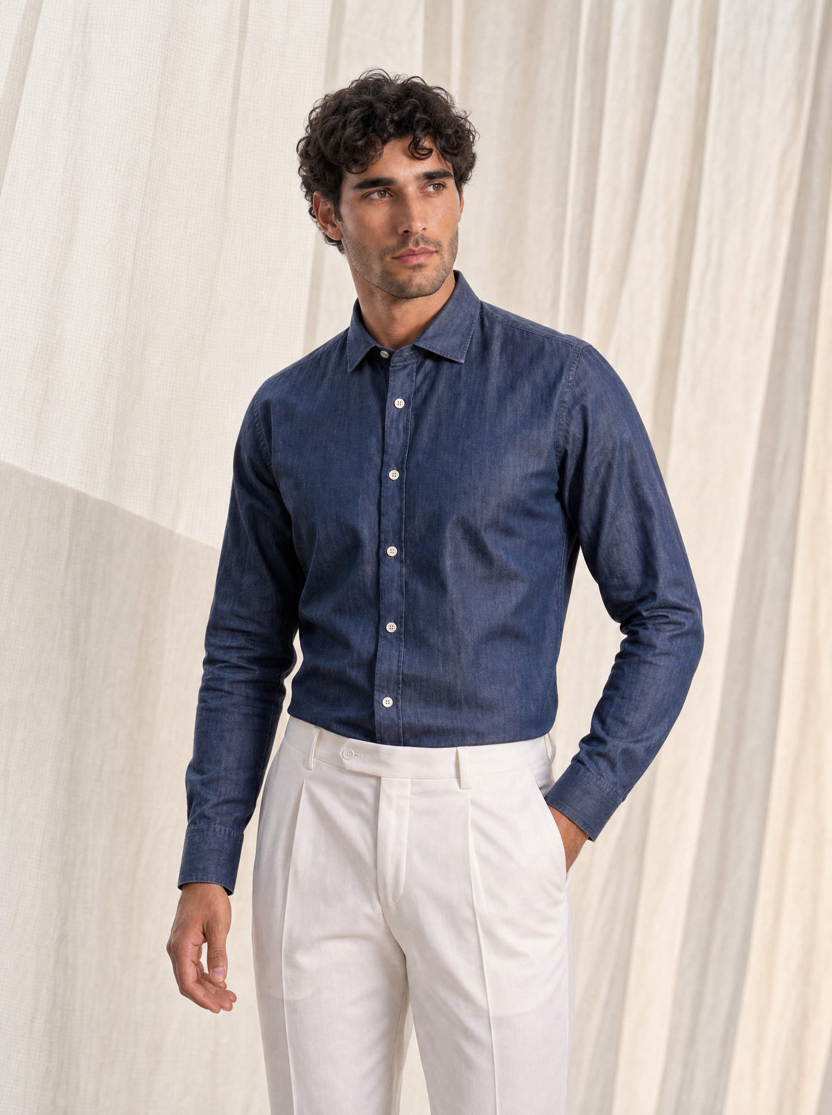 Camicia uomo in denim blu scuro, indossata, figura intera