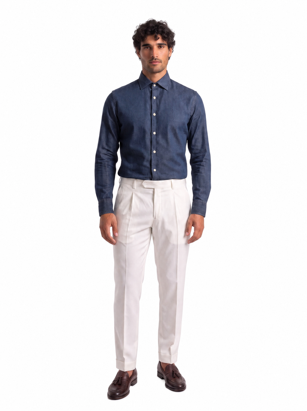 Camicia uomo in denim blu scuro, indossata, vista frontale