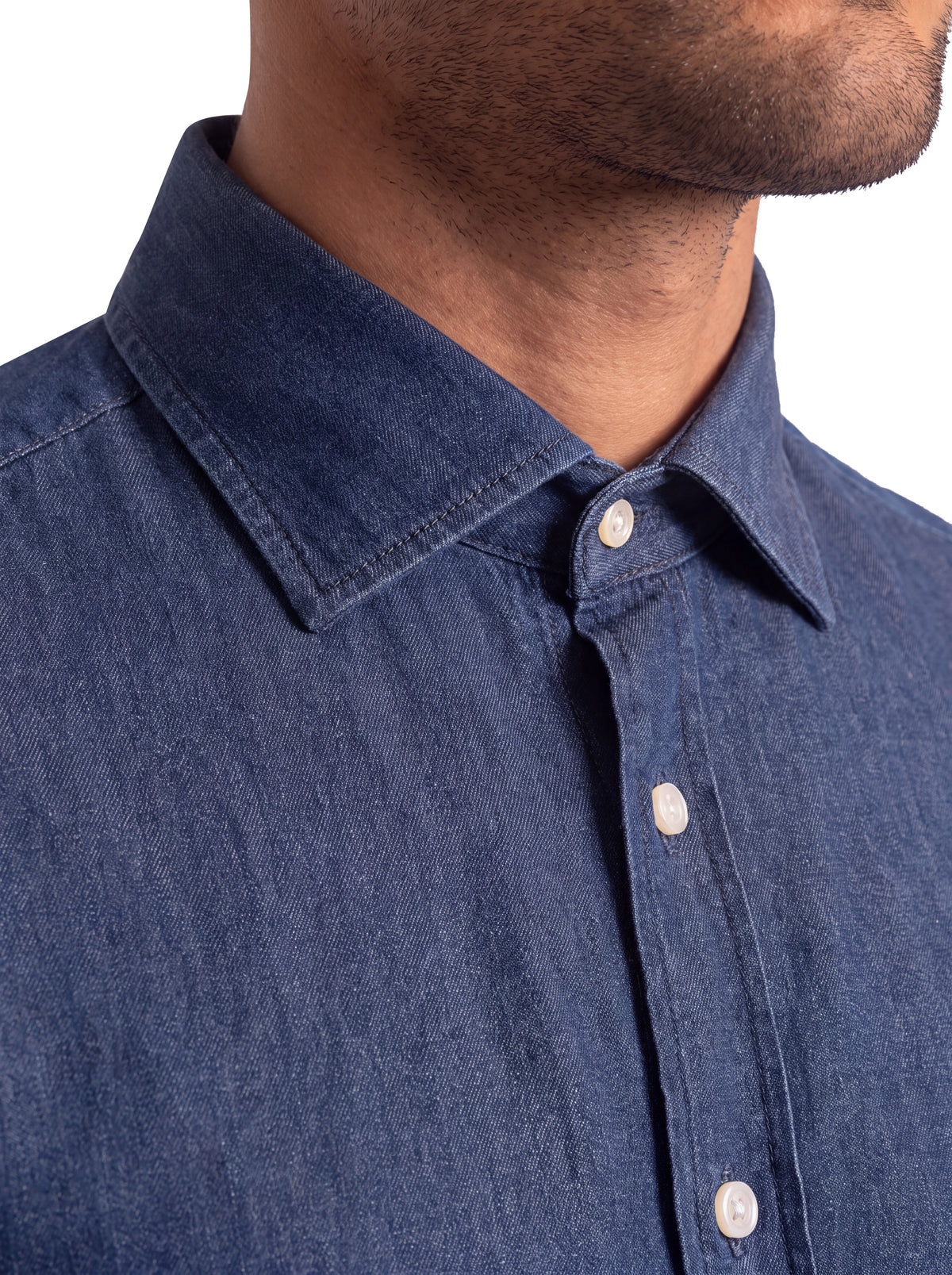 Dettaglio del collo della camicia uomo in denim blu scuro