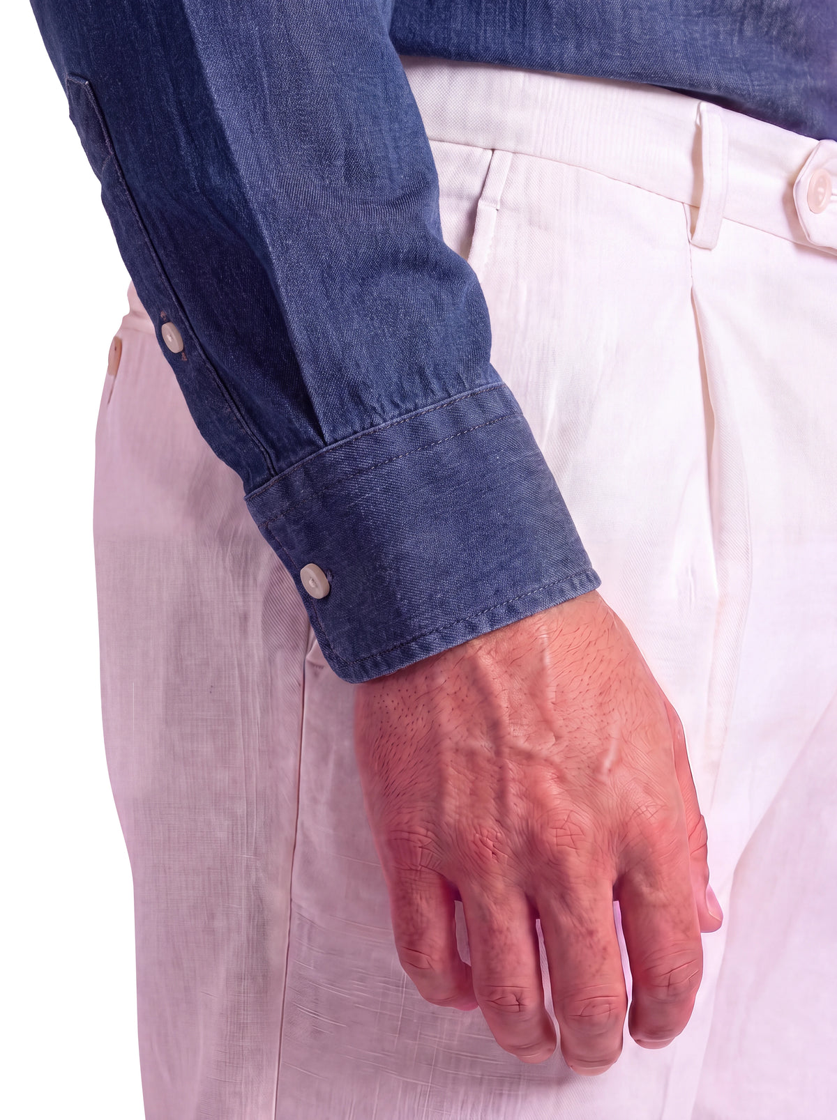Dettaglio del polso della camicia uomo in denim blu scuro