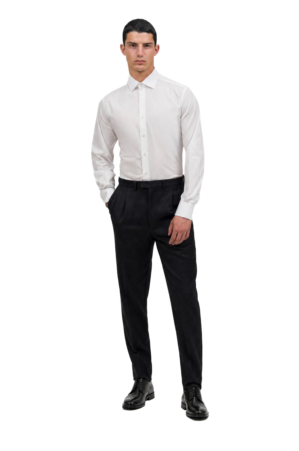 Camicia slim in popeline di cotone stretch bianca, indossata, vista frontale