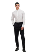 Camicia slim in popeline di cotone stretch bianca, indossata, vista frontale