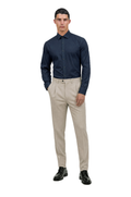 Camicia slim in popeline di cotone stretch blu, indossata, vista frontale