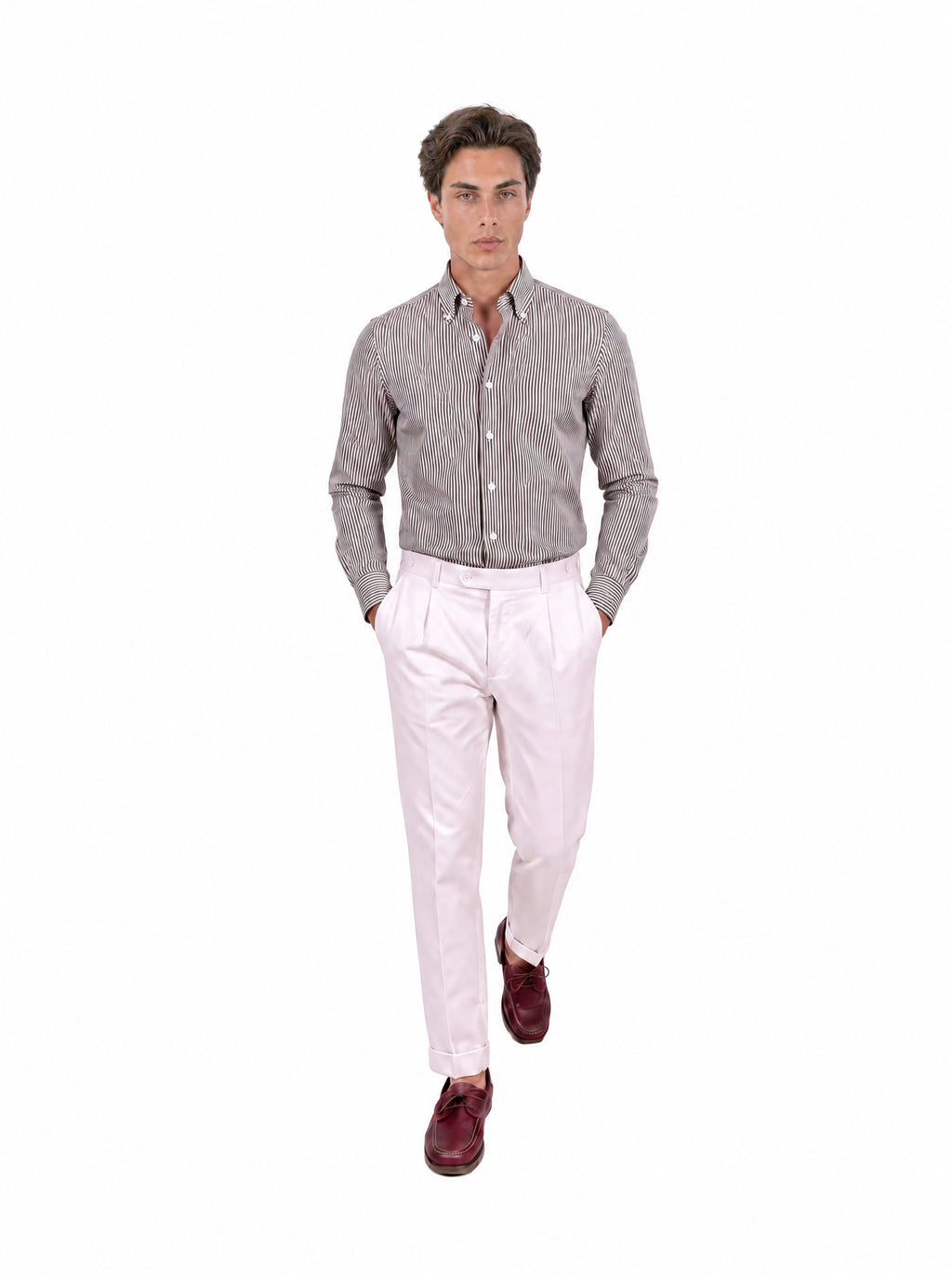 Camicia uomo a righe bordeaux su fondo bianco, indossata, vista frontale