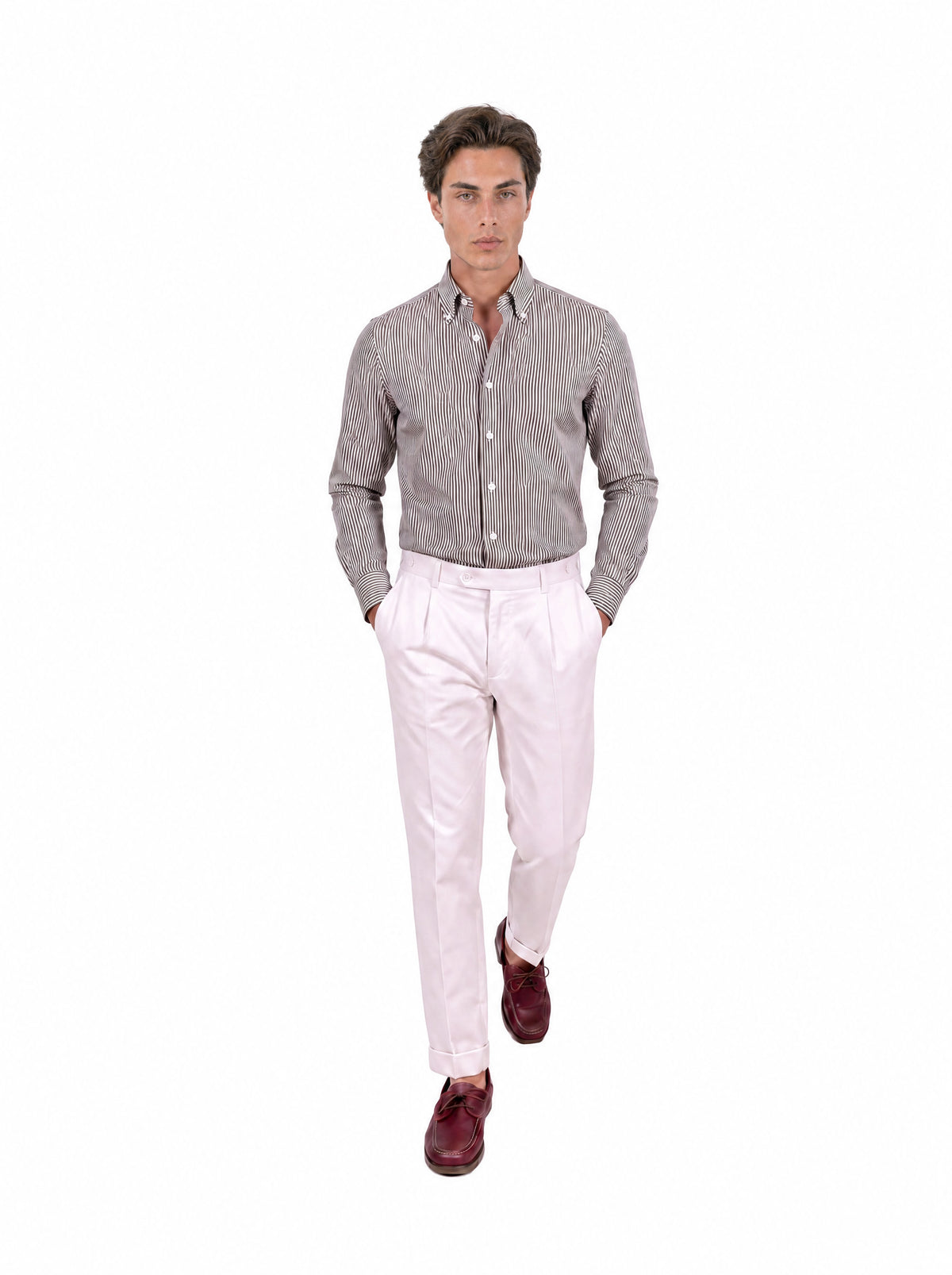 Camicia uomo a righe bordeaux su fondo bianco, indossata, vista frontale