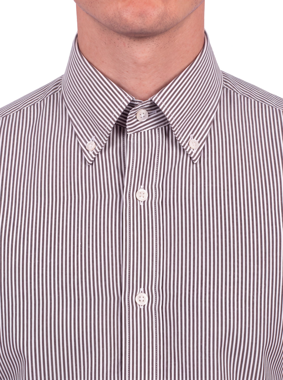 Dettaglio del collo della camicia uomo a righe bordeaux su fondo bianco