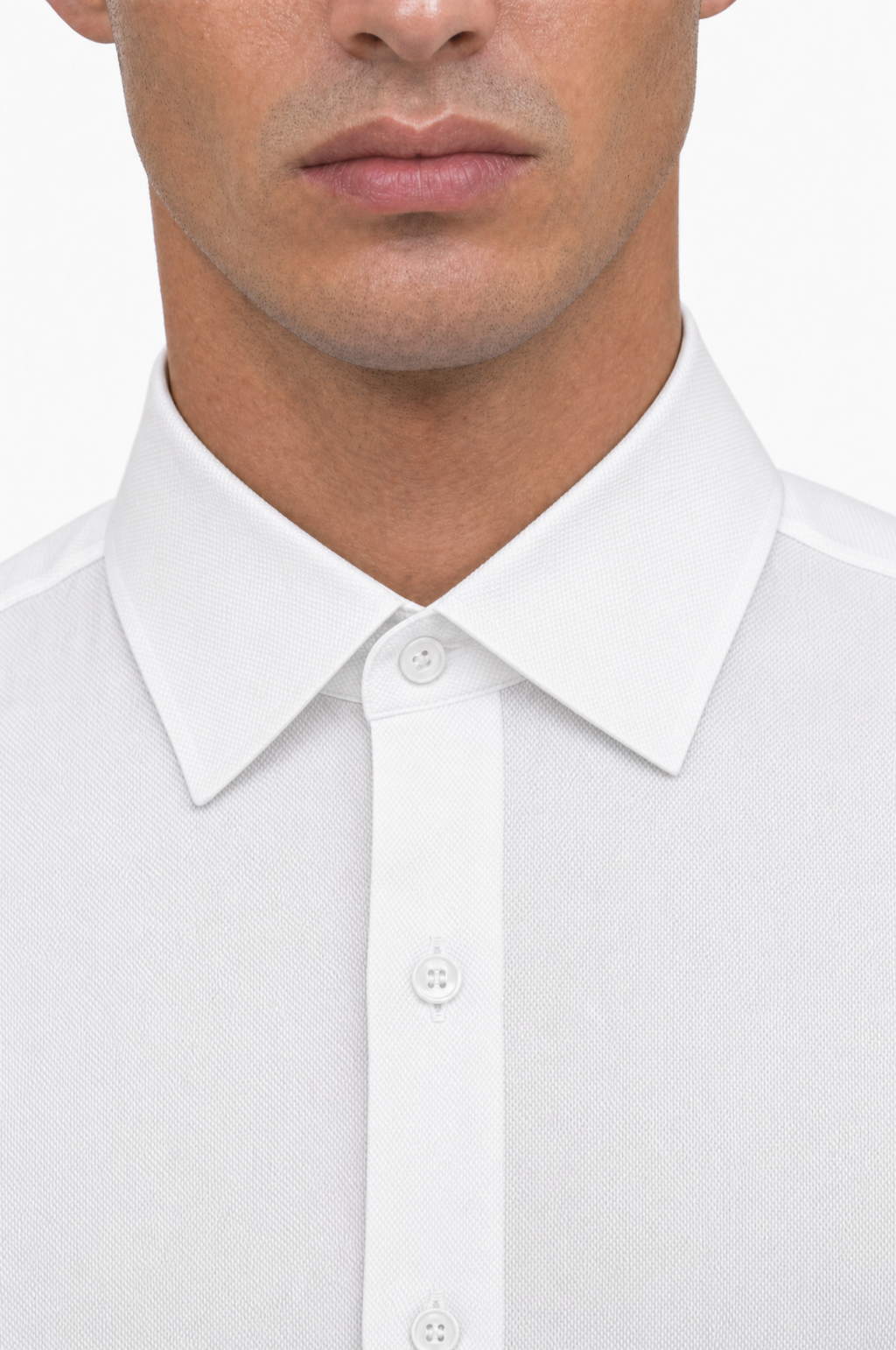 Dettaglio del collo della camicia in oxford pinpoint bianca