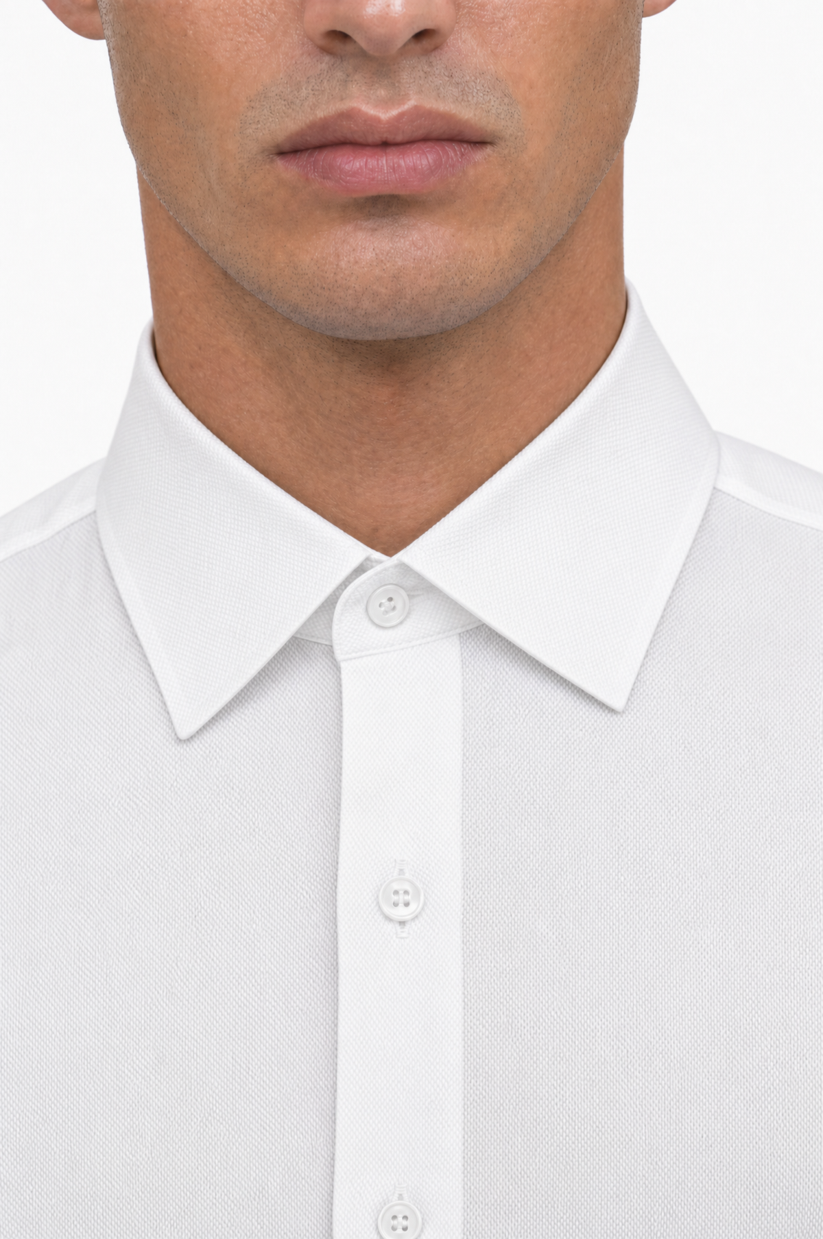 Dettaglio del collo della camicia in oxford pinpoint bianca