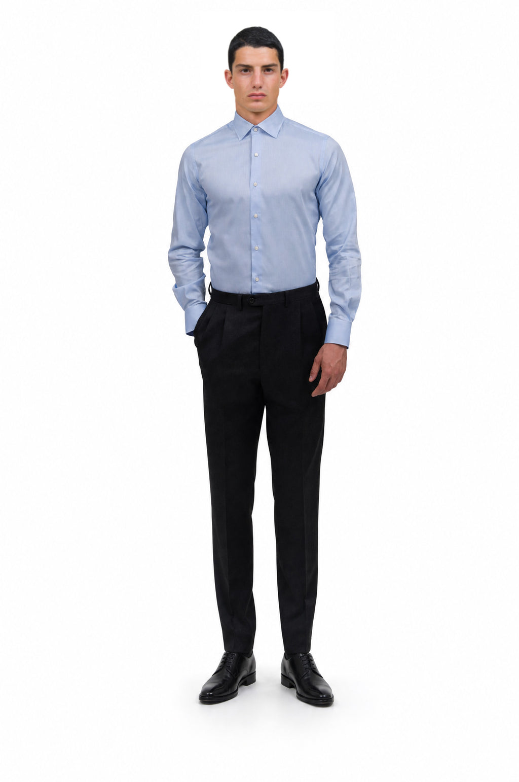 Camicia in oxford pinpoint celeste, indossata, vista frontale