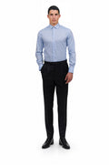 Camicia in oxford pinpoint celeste, indossata, vista frontale