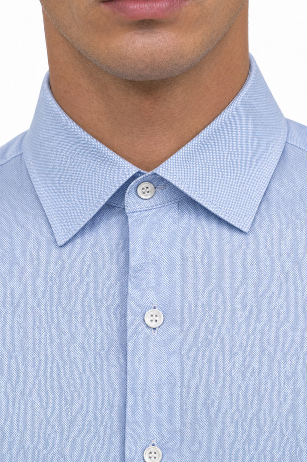 Dettaglio del collo della camicia in oxford pinpoint celeste