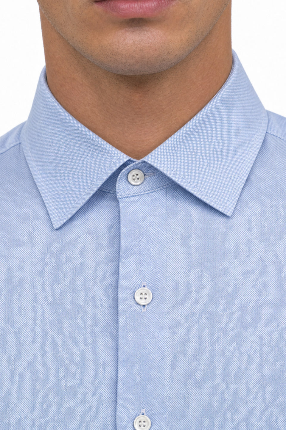 Dettaglio del collo della camicia in oxford pinpoint celeste