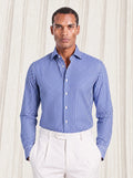 Camicia uomo slim a righe bianche su fondo blu, indossata