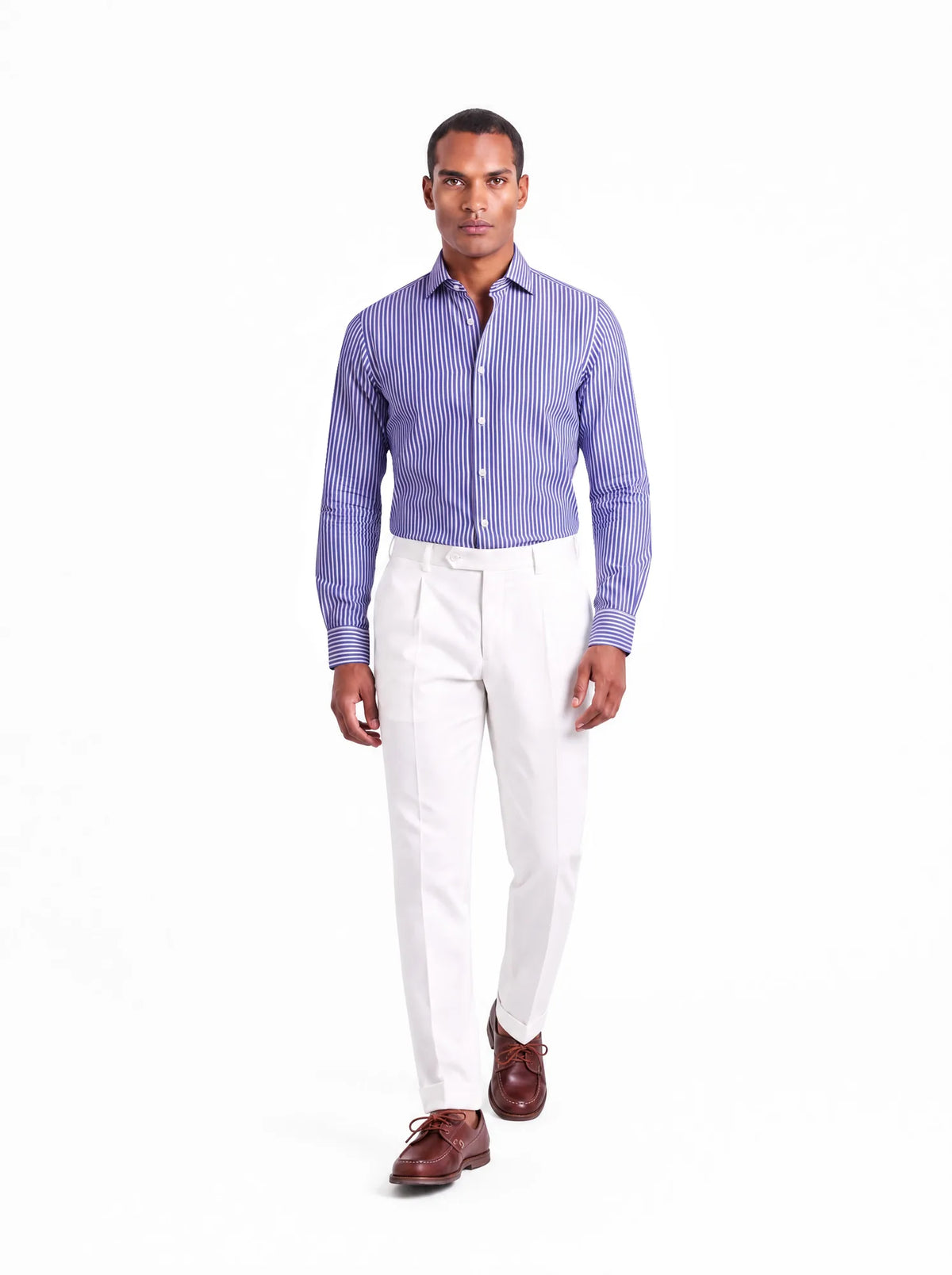 Camicia uomo slim a righe bianche su fondo blu, indossata, figura intera