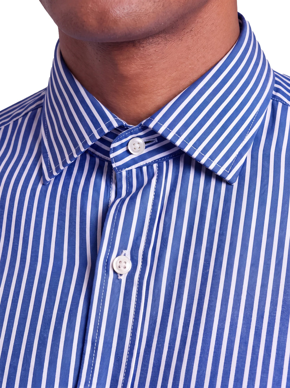 Camicia uomo a righe bianche su fondo blu, dettaglio collo