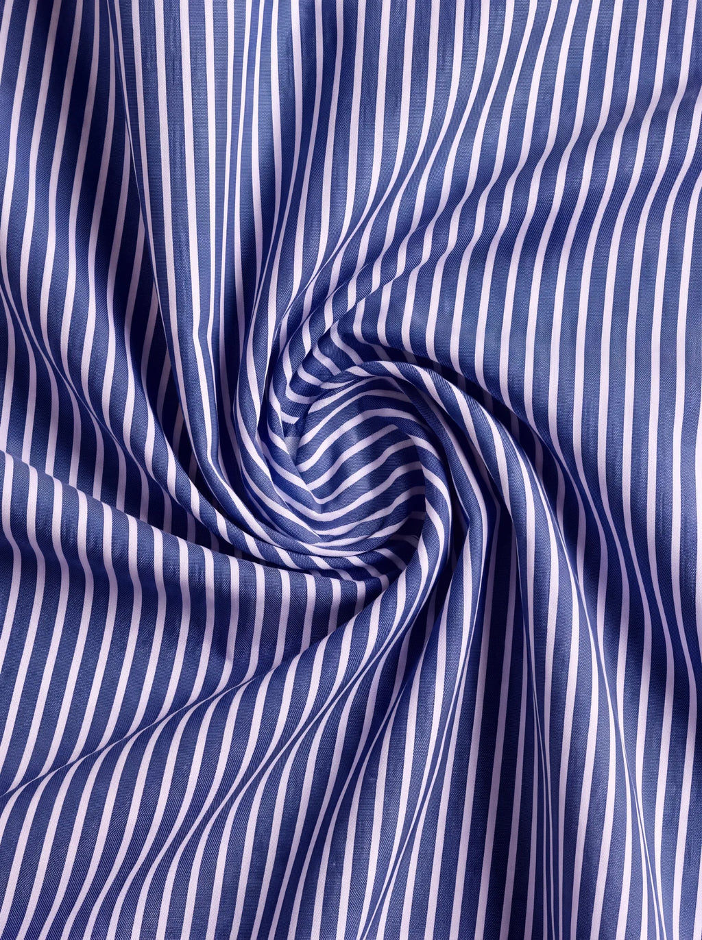 Camicia uomo a righe bianche su fondo blu, dettaglio tessuto