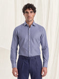 Camicia uomo slim a righe bianche su fondo blu grigio, indossata
