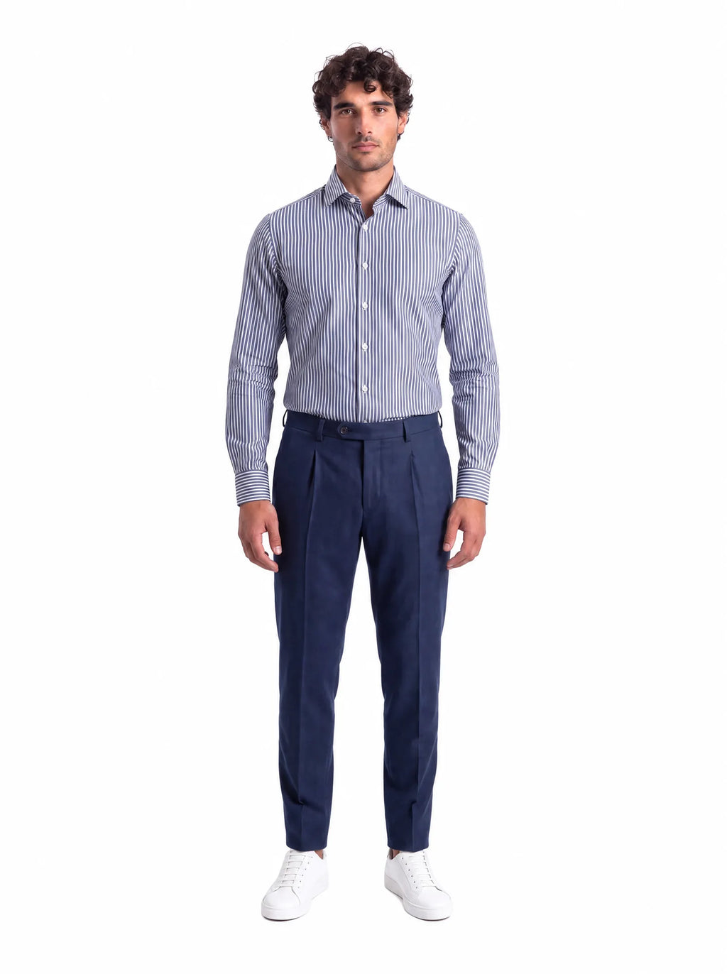 Camicia uomo slim a righe bianche su fondo blu grigio, indossata, figura intera