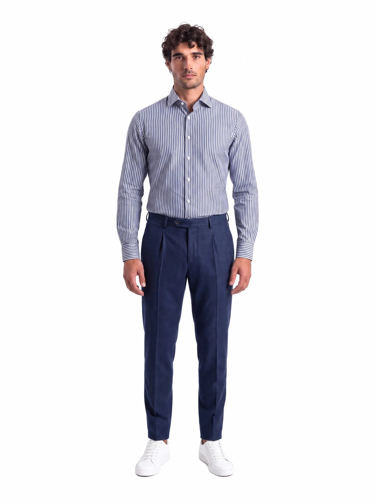 Camicia uomo slim a righe bianche su fondo blu grigio, indossata, figura intera