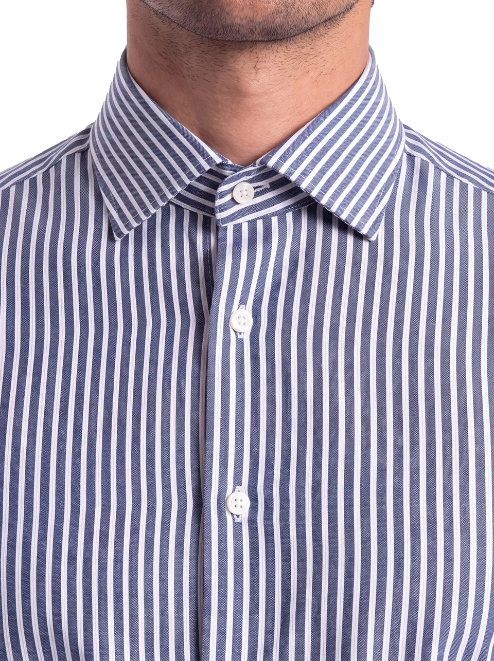 Camicia uomo a righe bianche su fondo blu grigio, dettaglio collo
