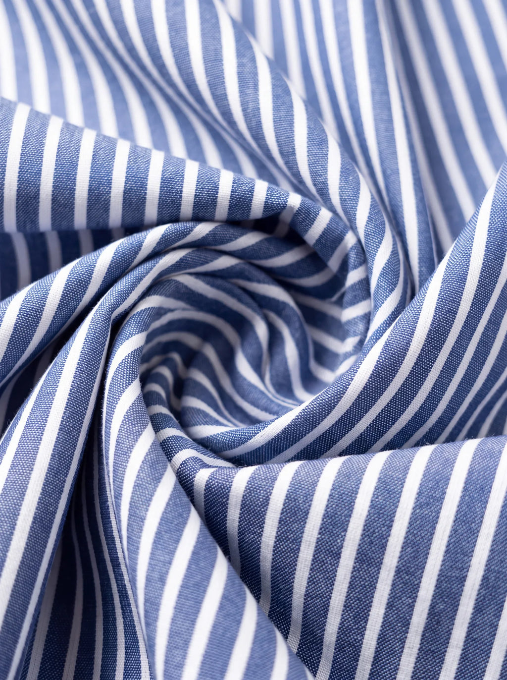 Camicia uomo a righe bianche su fondo blu grigio, dettaglio tessuto