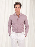 Camicia uomo slim a righine bordeaux su fondo bianco, indossata
