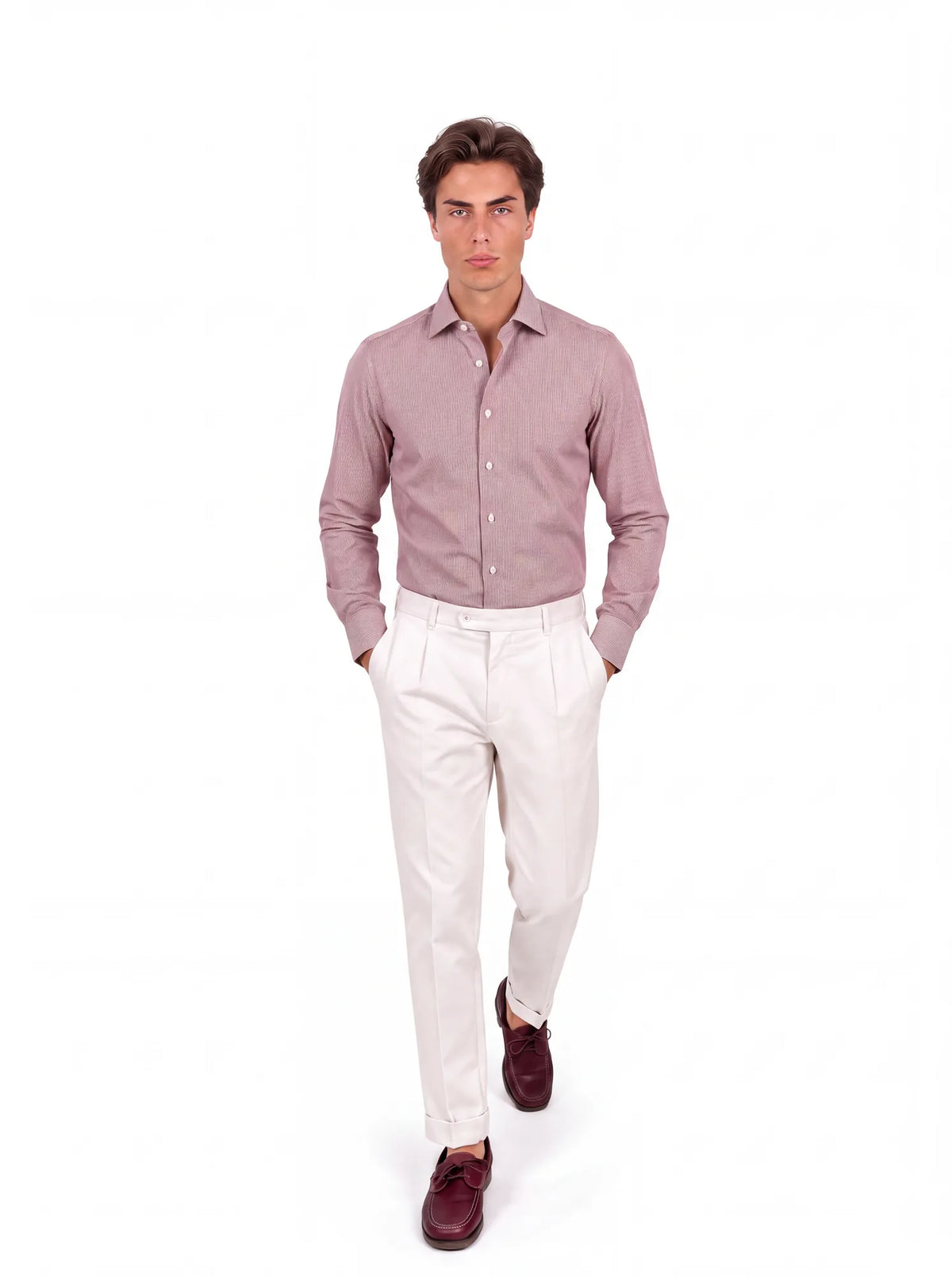 Camicia uomo slim a righine bordeaux su fondo bianco, indossata, figura intera