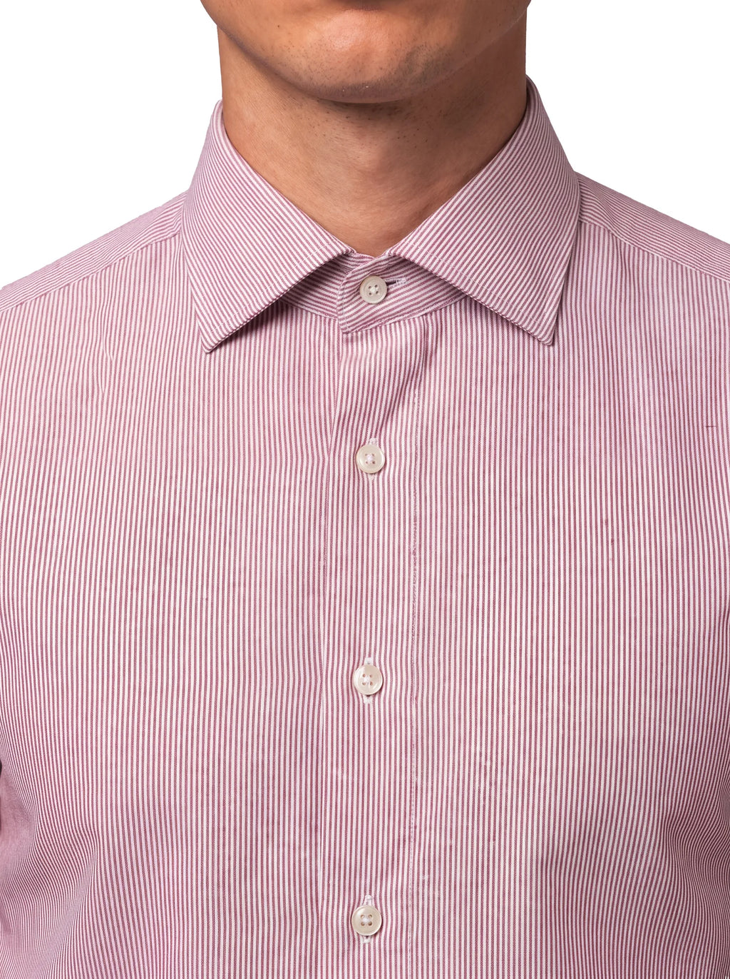 Camicia uomo a righine bordeaux su fondo bianco, dettaglio collo