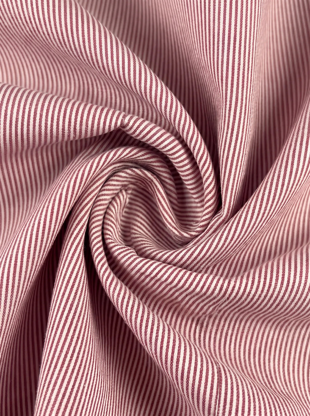 Camicia uomo a righine bordeaux su fondo bianco, dettaglio tessuto