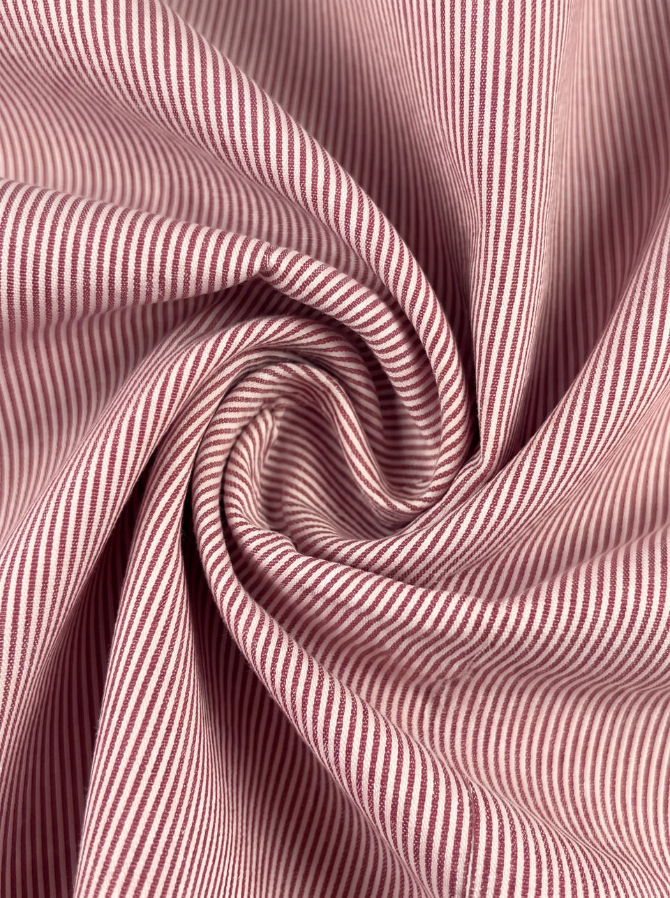Camicia uomo a righine bordeaux su fondo bianco, dettaglio tessuto