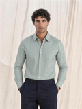 Camicia uomo a righe verdi su fondo bianco, indossata, figura intera