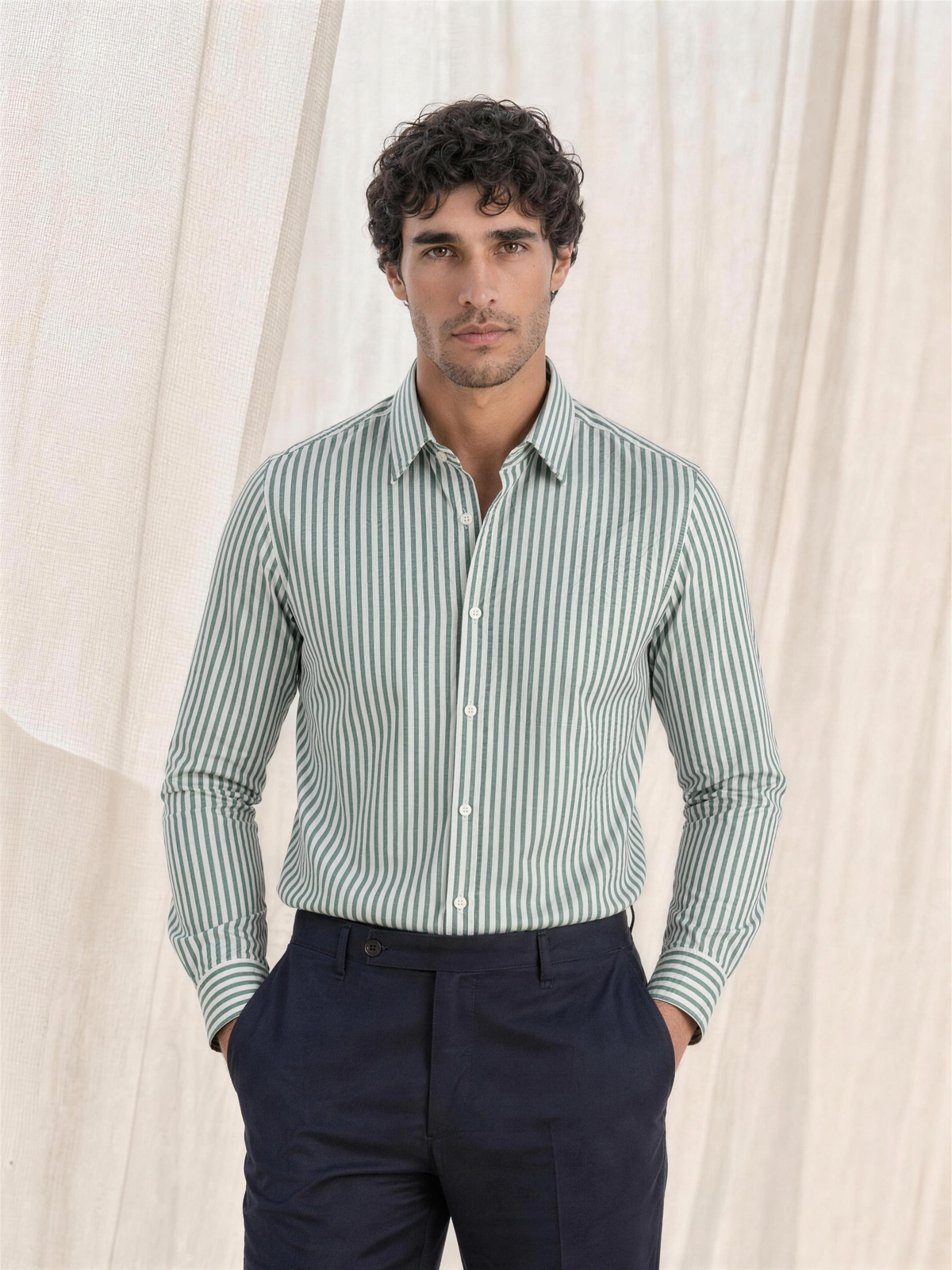 Camicia uomo a righe verdi su fondo bianco, indossata, figura intera