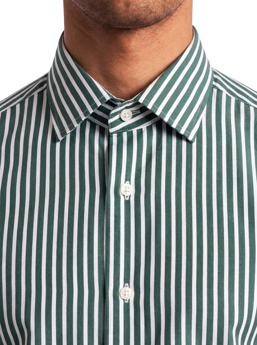 Dettaglio del collo della camicia uomo a righe verdi su fondo bianco